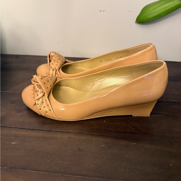 Stuart Weitzman Nude Patent Leather Studded Bow Wedge Pumps – Size 7.5M - Picture 4 of 10